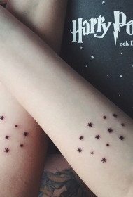 情侣手臂简单的黑色小星星纹身图案