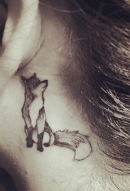 耳朵后滑稽的卡通黑色小狐狸纹身图案