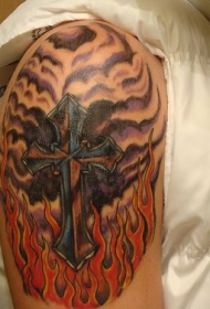 大臂火焰和黑色十字架纹身图案