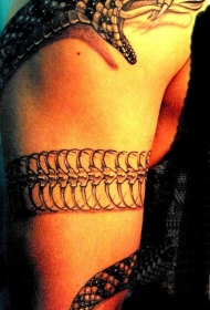 写实逼真的黑色蛇纹身图案