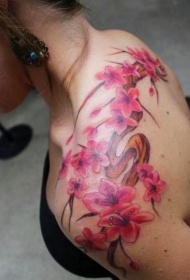 女士肩膀上的树枝和粉红色花朵纹身图案
