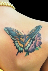 蝴蝶和紫色花纹身图案