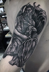 手臂有趣的黑灰老天使纹身图案