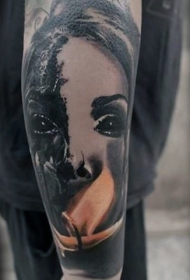 手臂恐怖风格黑色恶魔女性肖像与火焰纹身图案