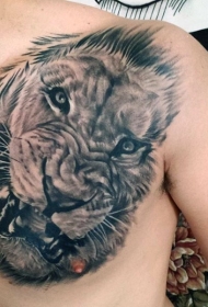 胸部非常写实的黑灰愤怒狮子纹身图案