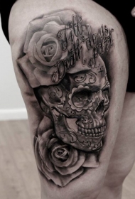墨西哥传统的黑白骷髅玫瑰和字母大腿纹身图案