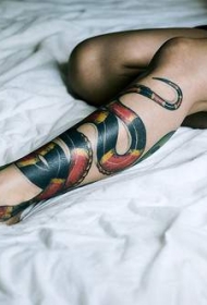 红色和黑色的蛇小腿纹身图案
