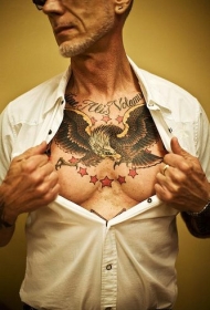 男性胸部鹰与红色五角星纹身图案