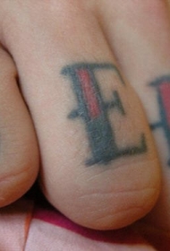手指红色和黑色搭配字母纹身图案