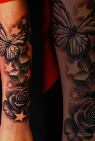 手臂黑白蝴蝶与骰子和玫瑰纹身图案