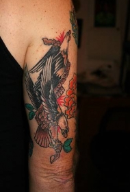 手臂传统的彩色鹰和花朵纹身图案