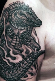 肩部幻想黑灰鳄鱼战士纹身图案