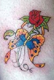 红玫瑰与黄蝴蝶纹身图案