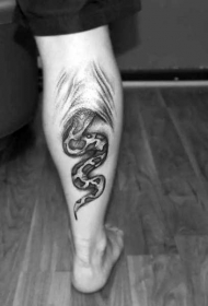 小腿印象深刻的黑色蛇纹身图案