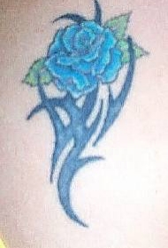 蓝色花朵和部落图腾纹身图案