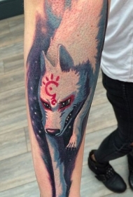 手臂彩色卡通白狼和红色神秘符号纹身图案