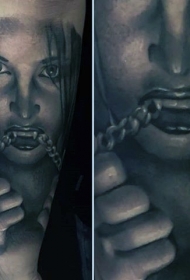 可怕的黑灰吸血鬼女人个链条纹身图案