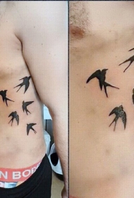 侧肋简单的黑色燕子剪影纹身图案