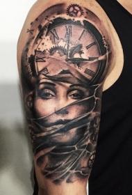 大臂黑灰风格女性与机械时钟纹身图案