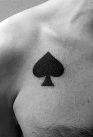 胸部黑色黑桃标志纹身图案
