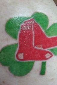 绿色的三叶草和红袜子纹身图案