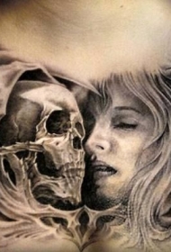 胸部黑灰风格女人脸和骷髅纹身图案