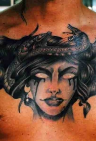 胸部有趣的黑灰邪恶美杜莎身纹身图案