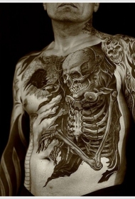 胸部和腹部逼真的黑白骷髅骨架纹身图案