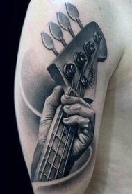 手臂非常写实的黑白音乐家演奏吉他纹身图案