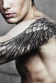 肩部逼真的黑色羽翼纹身图案