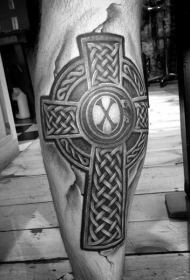 小腿凯尔特风格黑色十字架纹身图案