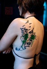 女生背部现代风格彩色字母结合黑鸟纹身图案