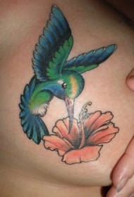 女士胸部花朵和蜂鸟纹身图案