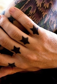 手指四个黑色的小星星纹身图案