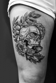 大腿黑白骷髅花朵和树叶纹身图案