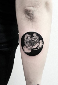 小臂圆形的黑色小花朵纹身图案