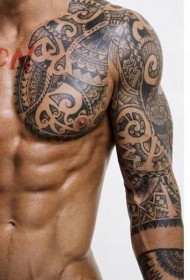 黑白波利尼西亚风格手臂和胸部纹身图案