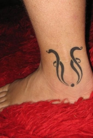 简约的黑色部落符号脚踝纹身图案