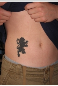 腹部黑色放荡不羁的狮子纹身图案