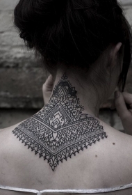 颈部黑色线条部落梵花纹身图案