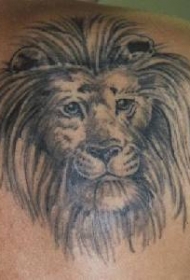 肩部狮子黑灰纹身图案