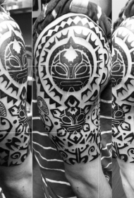 大臂黑色波利尼西亚风格图腾纹身图案