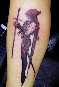 小腿黑色恶魔男子和锋利的枪纹身图案