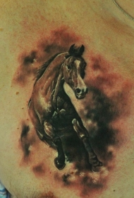 奔跑的马胸部纹身图案