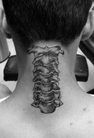 颈部黑色写实风格脊椎骨纹身图案