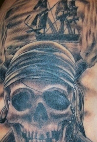 大臂海盗骷髅与海盗船纹身图案
