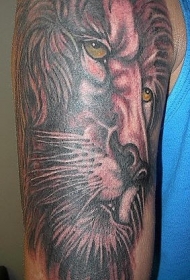 手臂精致的狮子头像黑灰纹身图案