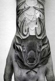 手背黑色鹿头叶子纹身图案
