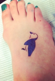 脚背可爱的蓝色企鹅纹身图案