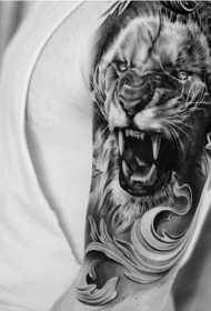 手臂黑白咆哮的狮子纹身图案